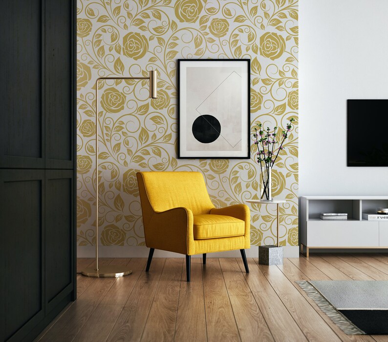 Pu&ograve; includere: Una poltrona gialla si trova in una stanza con una parete bianca con un motivo di carta da parati floreale dorata. Un quadro incorniciato in bianco e nero &egrave; appeso alla parete sopra la poltrona. Una lampada da terra con una base dorata si trova accanto alla poltrona. Un piccolo tavolo bianco con un vaso di fiori si trova nell'angolo della stanza.