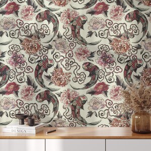 K&ouml;nnte beinhalten: Ein nahtloses Muster mit stilisierten Koi-Karpfen und Pfingstrosen in Rosa-, Rot- und Wei&szlig;t&ouml;nen auf cremefarbenem Hintergrund. Das Muster erinnert an traditionelle japanische Kunst.