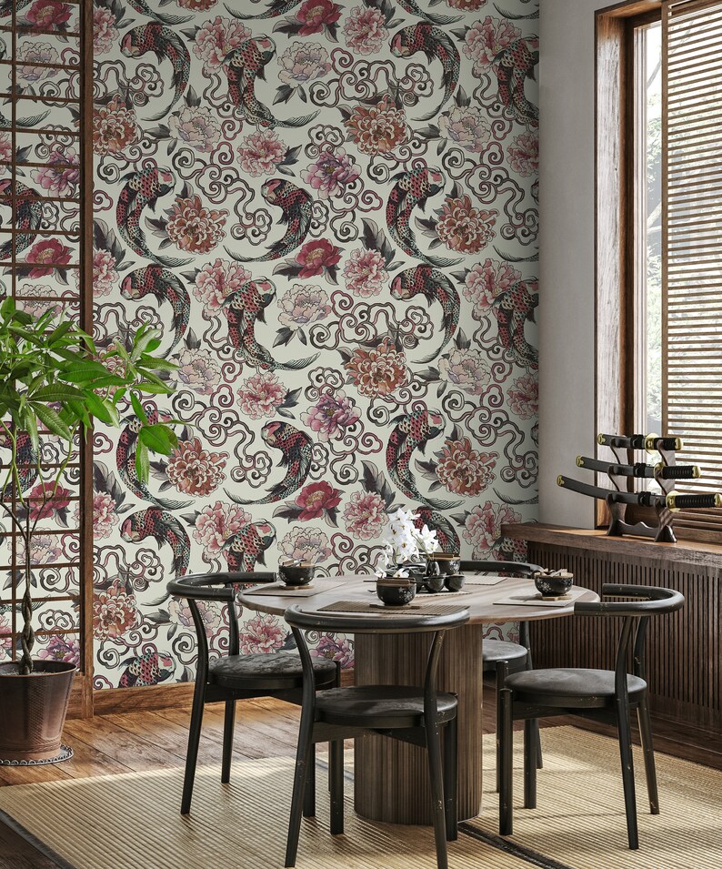 K&ouml;nnte beinhalten: Ein Esszimmer mit einem runden Holztisch und vier schwarzen St&uuml;hlen. Die Wand ist mit einer Tapete mit einem Muster aus roten und schwarzen Koi-Fischen bedeckt, die in Wolken und rosa Blumen schwimmen.