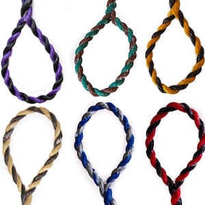 Może przedstawiać: Sześć skręconych pętli z liny w różnych kolorach: fioletowym, zielonym, żółtym, beżowym, niebieskim i czerwonym. Każda pętla składa się z wielu skręconych ze sobą pasm liny, tworząc teksturowany wygląd. Pętle ułożone są w dwóch rzędach po trzy na białym tle.