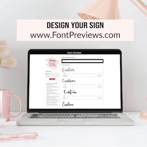 K&ouml;nnte beinhalten: Ein Laptop zeigt eine Website-Oberfl&auml;che zur Gestaltung individueller Schilder. Der Bildschirm zeigt Schriftarten-Vorschauen und ein Texteingabefeld. Der Text "DESIGN YOUR SIGN" und die Website-Adresse sind sichtbar. Eine rosa Tasse und ein Apfel befinden sich auf dem Schreibtisch.