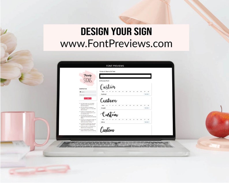 K&ouml;nnte beinhalten: Ein Laptop zeigt eine Website-Oberfl&auml;che zur Gestaltung individueller Schilder. Der Bildschirm zeigt Schriftarten-Vorschauen und ein Texteingabefeld. Der Text "DESIGN YOUR SIGN" und die Website-Adresse sind sichtbar. Eine rosa Tasse und ein Apfel befinden sich auf dem Schreibtisch.