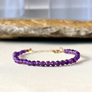 Amethyst Perlen Armband, Minimalist Armband, Lila Armband, Geschenk für sie, Geschenk für ihn, Edelstein Schmuck, zierlicher Schmuck.