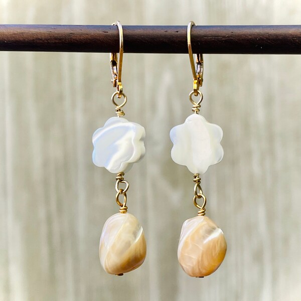 Mother of pearl earrings, Beaded earrings, Caramel Mother of pearl, Mother of pearl and gold earrings, Boho earrings, Pearl Nuggets.