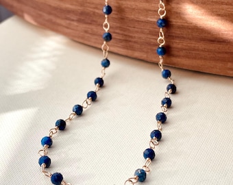 Collar de cuentas de lapislázuli: Gargantilla azul real chapada en oro de 14 k