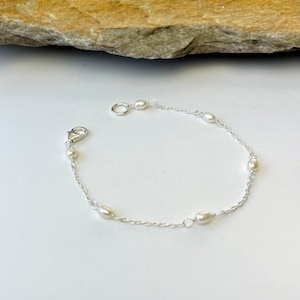 Bracciale fatto a mano con perle d'acqua dolce, braccialetto bianco, braccialetto in argento sterling, braccialetto da sposa, braccialetto minimalista, braccialetto delicato,
