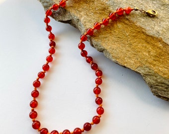 Gargantilla anudada de cornalina: piedra preciosa roja, chapada en oro