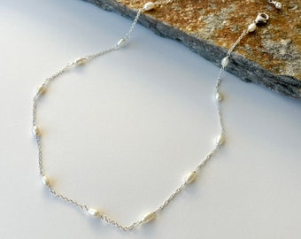Delicado collar de perlas de agua dulce: cadena de plata de ley