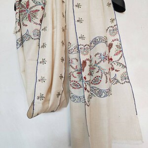 Handcrafted Pashmina white meditation shawl, sozni embroidered changthangi wool kadhmiri robe, soft and warm evening scarf