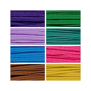 Peut inclure: Assortiment de huit bobines de cordon élastique coloré. Les couleurs sont le violet, la lavande, le bleu, le rose, le marron et le jaune.