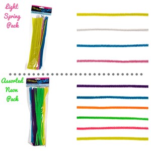 Può includere: Due confezioni di steli di chenille, una etichettata "light spring pack" con steli gialli, rosa e bianchi, e l'altra etichettata "assorted neon pack" con steli viola, blu, verdi, arancioni, rosa e gialli.
