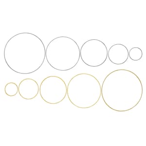 Puede incluir: Un conjunto de nueve aros metálicos en dos tamaños y dos colores. Los aros más grandes son plateados y los más pequeños son dorados.