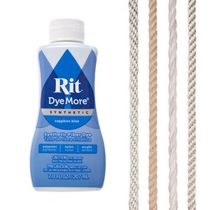 以下が含まれることがあります： サファイアブルーのRit DyeMore合成繊維染料のボトル。ボトルには、ポリエステル、ナイロン、アクリル生地への使用方法が記載されています。ボトルには207ml（7.0 fl oz）の染料が入っています。
