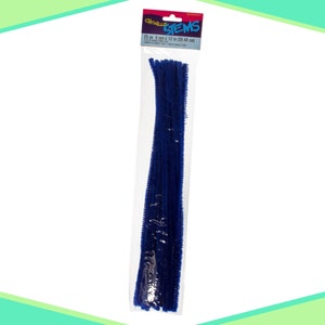 Può includere: Un pacchetto da 25 steli di chenille blu, ognuno misura 6 mm x 12 pollici (30,48 cm). Gli steli sono confezionati in un sacchetto di plastica trasparente con un'etichetta rossa e bianca che recita "Chenille Stems".