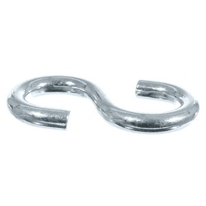 Op de afbeelding: Een zilverkleurige metalen S-vormige haak. De haak is glad en glanzend.
