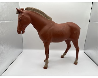 Cavallo giocattolo vintage Louis Marx in plastica marrone con coda rotta, colore castano, anni '60.