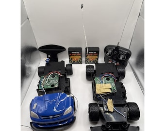 Lote de 2 carrocerías Tyco RC de 49 MHz. Control remoto. 2 piezas Tyco DP de 6.0 V Mattel para repuestos.