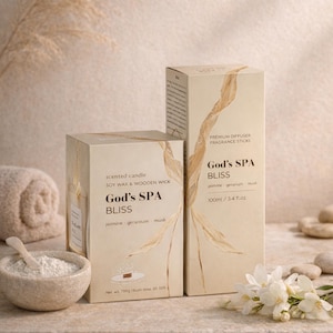 Könnte beinhalten: Zwei beige Schachteln mit 'God's SPA BLISS'-Produkten, eine Duftkerze, die andere ein Premium-Diffusor. Auf der Kerzenschachtel steht 'jasmine-geranium-musk'. Eine kleine Schale mit Pulver und ein gerolltes Handtuch sind im Hintergrund.