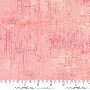 Pode incluir: Um tecido rosa com um visual texturizado e desgastado. O tecido tem um padrão sutil e desbotado de linhas brancas e uma superfície ligeiramente áspera. O tecido é perfeito para acolchoar, artesanato e projetos de decoração de casa.