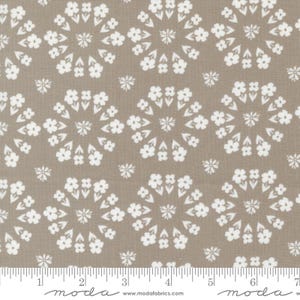 Laguna Sunrise Birdie Fabrics Stone von Sherri & Chelsi, Verkauft in 1/2 Yard Schritten, Moda Fabrics, 37681 12