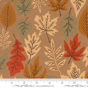 Stoff „Windfall Yardage Leaf Fall Florals Leaf Oatmeal“, Fancy That Design House, erhältlich in 0,5-Yard-Schritten, Moda Fabrics 45650 13