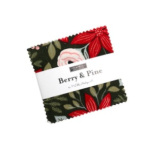 Puede incluir: Un conjunto de cuadrados de tela con un fondo verde oscuro y un estampado floral con flores de pascua rojas y flores blancas y rosas. La tela está envuelta con una banda blanca que dice "Berry & Pine".