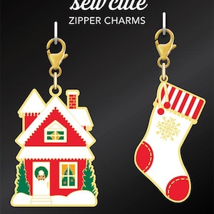 Puede incluir: Dos encantos de cremallera dorados con un tema navideño rojo y blanco. Un encanto es una casa roja con un techo blanco y una corona en la puerta. El otro encanto es una media blanca con rayas rojas y un copo de nieve. Los encantos están etiquetados como "Cathe Holden's sew cute zipper charms".