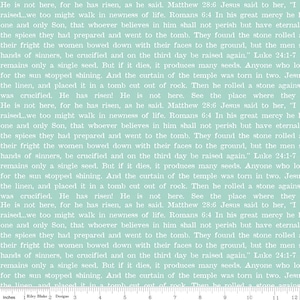Puede incluir: Una tela verde azulado claro con texto blanco. El texto es un patrón repetitivo de versículos bíblicos. La tela está marcada con una etiqueta Riley Blake Designs y medidas en pulgadas en la parte inferior.