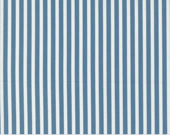 Shoreline Yardage Simple Stripe Medium Blue, Camille Roskelley, verkocht in stappen van 1/2 yard, Moda Fabrics, 55305 13