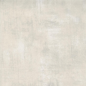 Op de afbeelding: Een textiel met een verweerde, gevlekte uitstraling. De achtergrond is een crèmewit, met subtiele grijze en zilveren penseelstreken. Het algemene effect is een vintage of industriële esthetiek, geschikt voor diverse knutselprojecten.