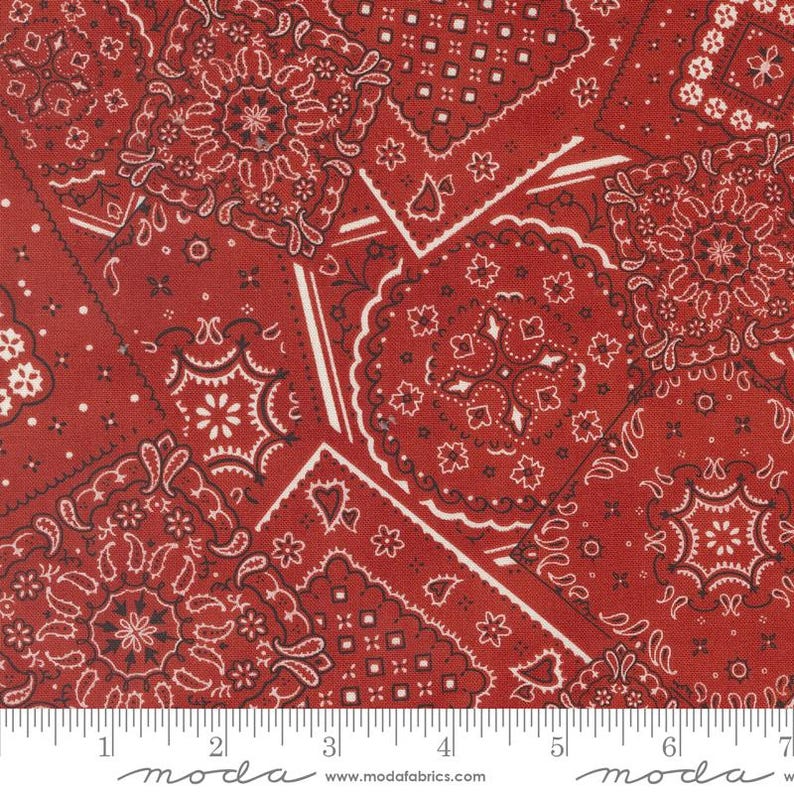 K&ouml;nnte beinhalten: Roter Stoff mit einem Patchwork-Muster aus wei&szlig;en Bandana-Mustern. Der Stoff wird von Moda Fabrics hergestellt.