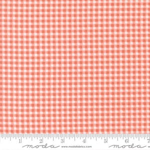 Könnte beinhalten: Nahaufnahme eines Stoffes mit Vichy-Muster in Koralle und Weiß. Ein Lineal ist entlang der Unterkante markiert. Der Stoff wird wahrscheinlich zum Quilten, Nähen oder für andere Bastelprojekte verwendet.