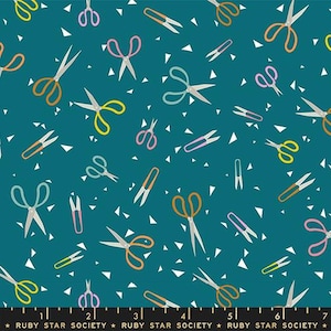 Può includere: Tessuto color verde acqua con un motivo ripetuto di forbici in vari colori, tra cui arancione, giallo, rosa e blu. Forme triangolari bianche sono sparse in tutto il design. Il testo "RUBY STAR SOCIETY" è in basso.