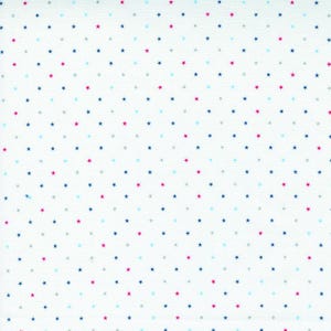 Könnte beinhalten: Weißer Stoff mit einem sich wiederholenden Muster aus kleinen blauen, rosa und grauen Sternen.