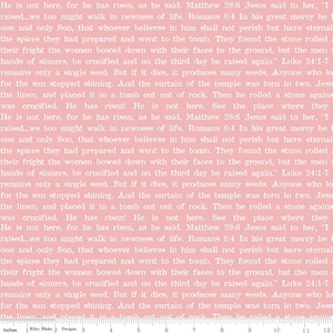 Puede incluir: Tela rosa con texto blanco que repite un pasaje religioso. El texto incluye frases como "No está aquí, porque ha resucitado" y "Lucas 24:1-7". La tela está marcada con medidas en pulgadas.