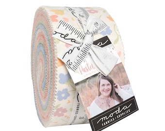 Pode incluir: Um rolo de tiras de tecido pastel, com estampas florais em rosa, azul e amarelo sobre um fundo creme. O rolo é amarrado com uma fita e uma etiqueta que diz "Pastel" e "moda FABRICS + SUPPLIES".