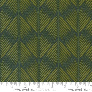 Op de afbeelding: Close-up van een stof met een herhalend patroon van groene palmbladeren op een donkergroene achtergrond. De bladeren zijn gerangschikt in een chevron-ontwerp. De stof heeft een getextureerde uitstraling, geschikt voor naaiprojecten.