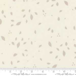 Könnte beinhalten: Weißer Stoff mit einem verstreuten Muster aus kleinen, hellbraunen Blättern. Der Stoff ist mit einem Lineal in Zoll und den Worten "moda" und "www.modafabrics.com" gekennzeichnet.