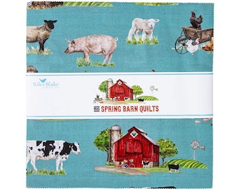 Pode incluir: Um conjunto de quadrados de tecido com um fundo azul-turquesa apresentando animais de fazenda e celeiros vermelhos. O tecido é rotulado como "Spring Barn Quilts" e inclui ovelhas, porcos, vacas e galinhas. O tecido é da Riley Blake Designs.