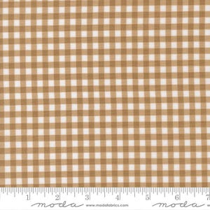 Könnte beinhalten: Beige und weißes Vichy-Stoff mit einem Lineal am unteren Rand. Der Stoff hat ein klassisches Karomuster mit gleichmäßig verteilten Quadraten in Beige und Weiß. Der Stoff ist wahrscheinlich Baumwolle oder ein ähnliches Material.