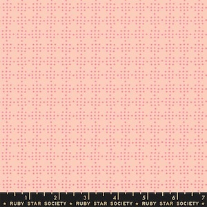 Puede incluir: Una tela con un patrón repetitivo de pequeños puntos rosas dispuestos en un diseño de cuadrícula sobre un fondo melocotón claro. La tela tiene una apariencia texturizada. El texto "RUBY STAR SOCIETY" está en la parte inferior.