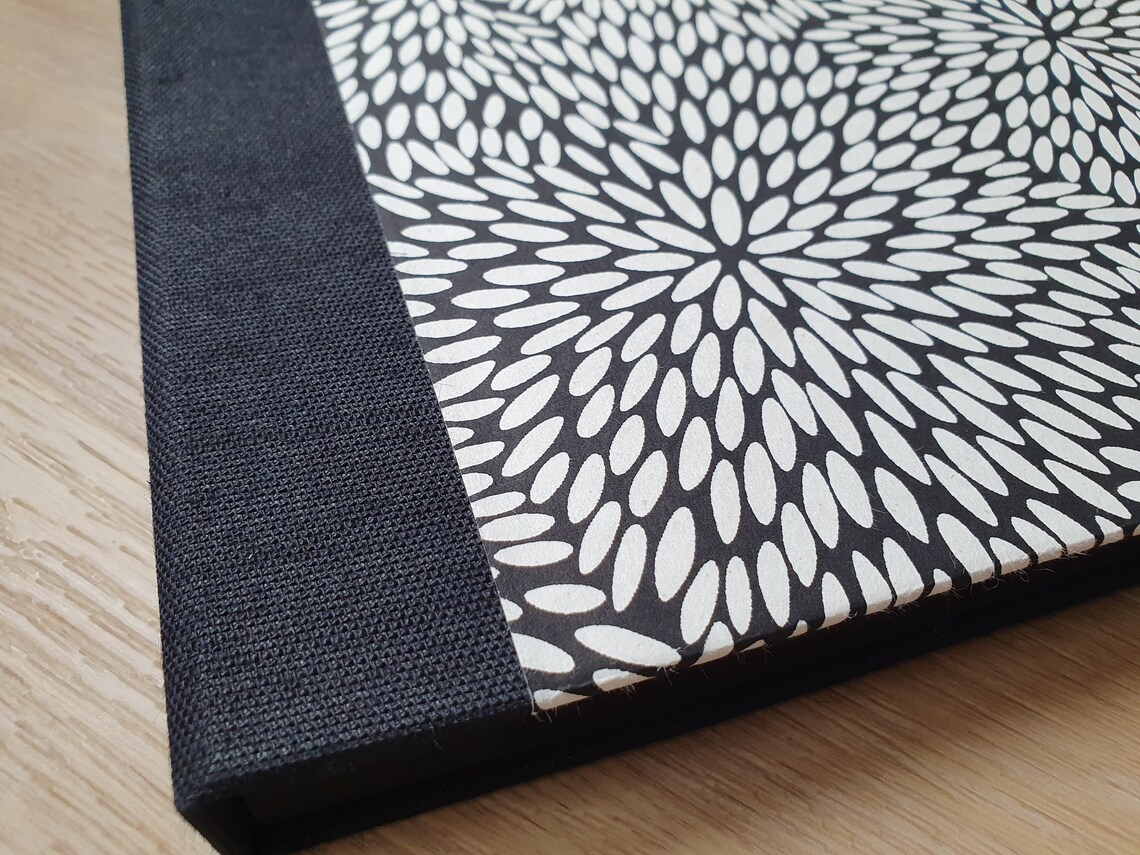 PANDURO Album photo à spirale, 22 x 24,5 cm, avec 25 feuilles noires solides, pour artisanat, peinture et artisanat, scrapbooking, parfait pour livre de souvenirs et album photo à faire soi-même, 225