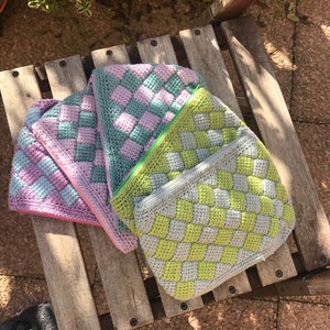 Pochette realizzata all'uncinetto con chiusura a cerniera.