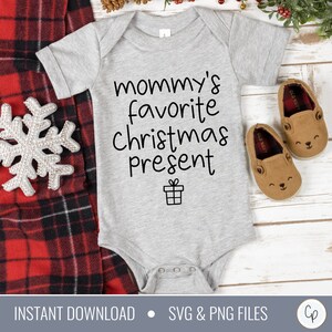 Regalo favorito de mamá SVG / Regalo de Navidad Svg / Shirt Svg / Holiday Svg / Christmas Saying Svg / Baby Shirt Svg / Holiday Cut Files