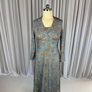 1970s Maxi Kleid mit Geometrischem Muster: Vintage Langarm Wickelkleid