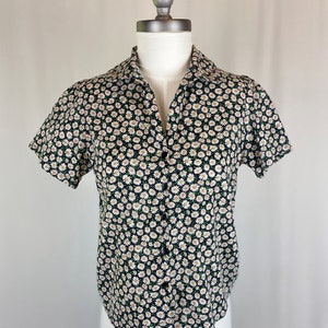 Vintage 1980s Women&#39;s Petite or Girls Large Daisy Short Sleeve Casual Print Button Down Cotton Blouse