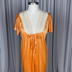 1970er 1980er Vintage Damen Hausmantel Satin Robe in Hellem Orange und Spitze Größe S/M