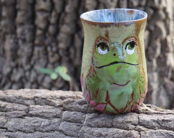 Margo la grenouille fleur de lotus, mug grenouille fleur de lotus, mug fait main, mug cottage, mug grenouille fait main, mug grenouille mignon, cadeau grenouille unique