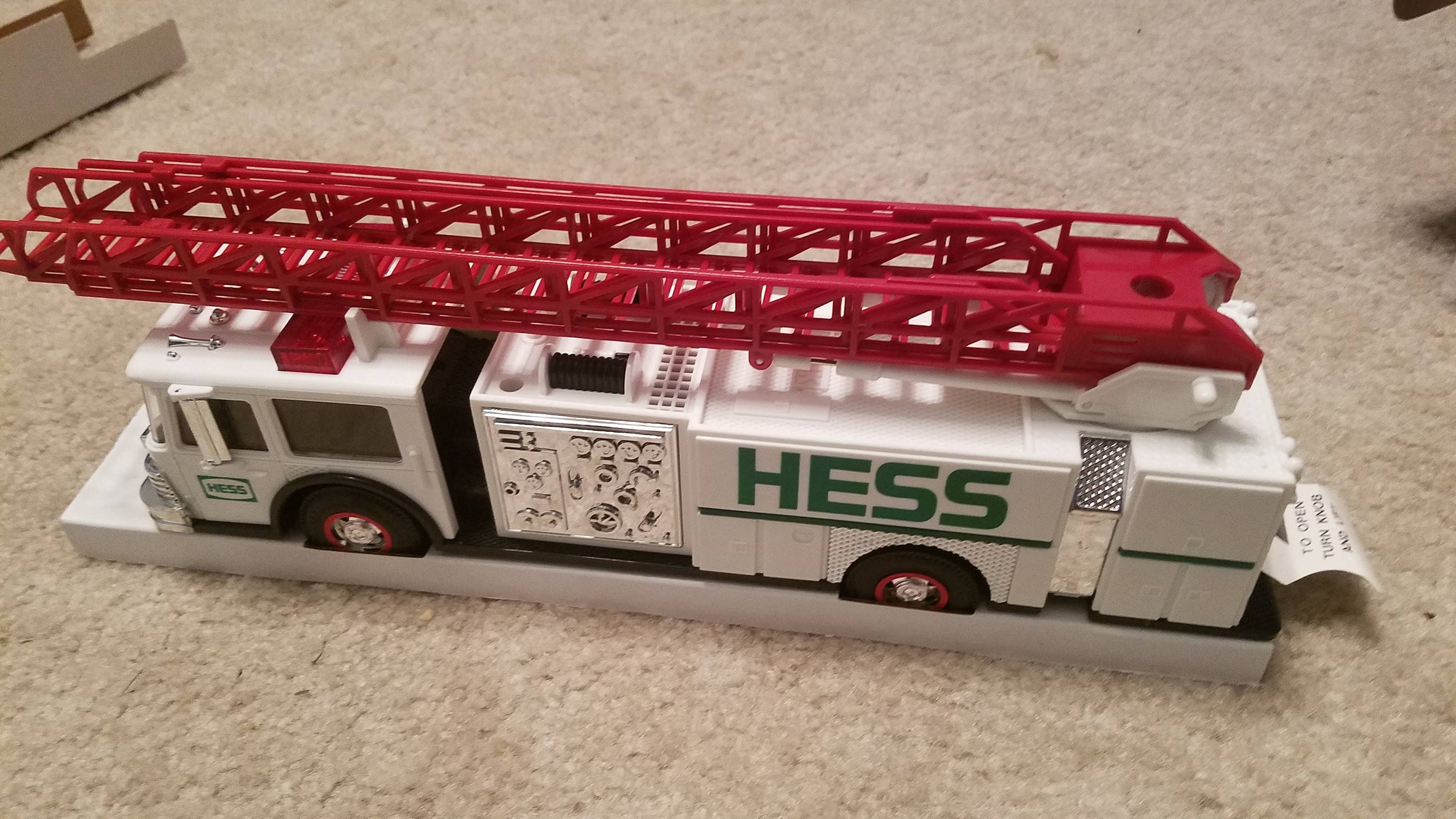 HESS* 1989* WHITE* FIRE* TRUCK* BANK* TOY* TRUCK* MINT* IN* BOX*