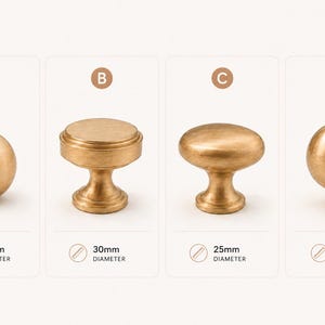 以下が含まれることがあります： 真鍮色の金属製キャビネットノブ4種（A、B、C、D）。Aは直径20mmの球体、Bは直径30mmの平らな円柱、Cは直径25mmの楕円形、Dは直径20mmの卵型ノブです。各ノブは滑らかなブラッシュドメタル仕上げが施されています。